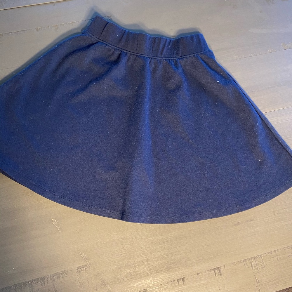 Girls uniform skirt. No built in shorts. Size 5/6